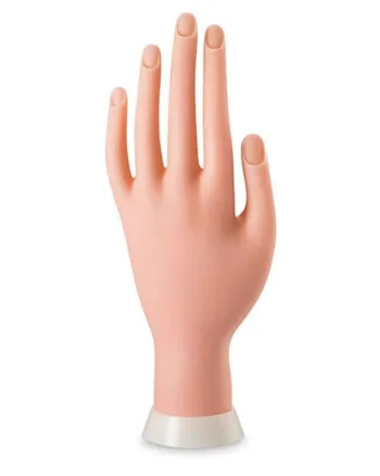 Mano durante una práctica de manicura